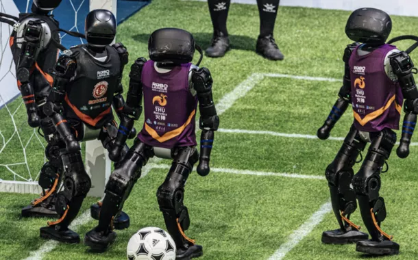 Jogo de futebol entre robôs humanoides