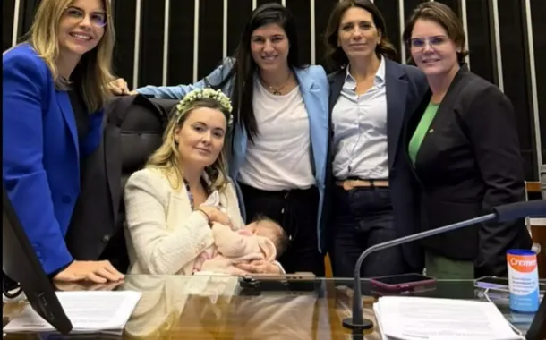 Deputada Julia Zanatta leva bebê para motim da oposição que obstruiu a Mesa Diretora da Câmara