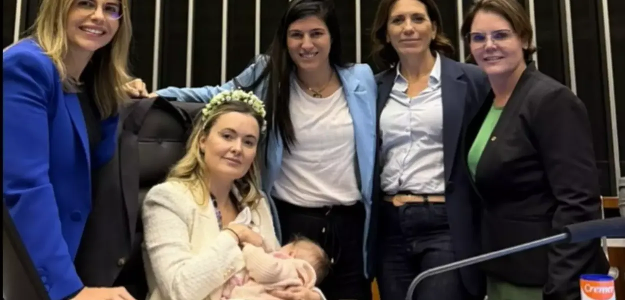 Deputada Julia Zanatta leva bebê para motim da oposição que obstruiu a Mesa Diretora da Câmara