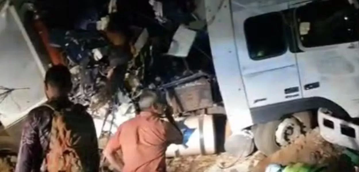 Batida entre ônibus e carreta deixou mortos e feridos na BR-163