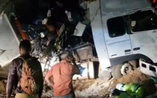 Batida entre ônibus e carreta deixou mortos e feridos na BR-163