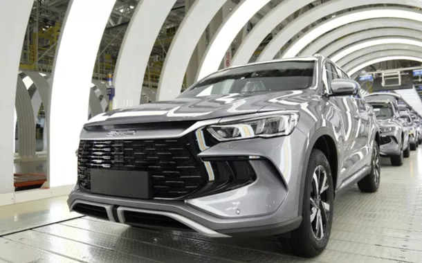 Exportações de automóveis da China crescem 22,6% em julho com impulso dos veículos elétricos