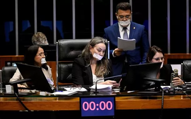 Deputados da oposição de extrema direita protestam no plenário da Câmara contra prisão domiciliar de Jair Bolsonaro - 05/08/2025