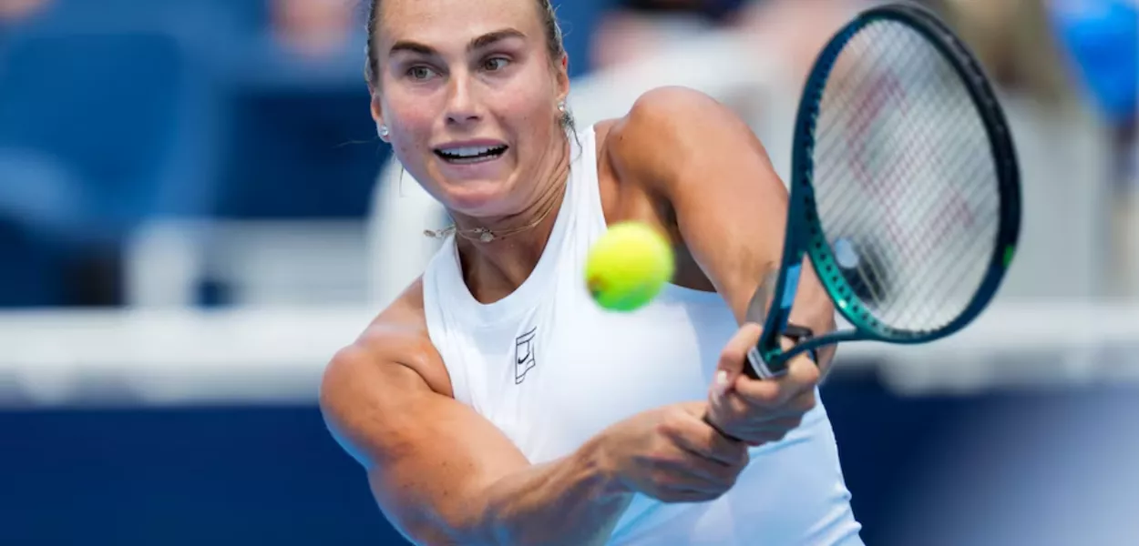 11 de agosto de 2025; Cincinnati, OH, EUA; Aryna Sabalenka (BLR) devolve uma tacada contra Emma Raducanu (GBR) durante o Aberto de Cincinnati no Lindner Family Tennis Center