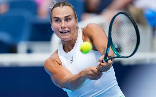 11 de agosto de 2025; Cincinnati, OH, EUA; Aryna Sabalenka (BLR) devolve uma tacada contra Emma Raducanu (GBR) durante o Aberto de Cincinnati no Lindner Family Tennis Center