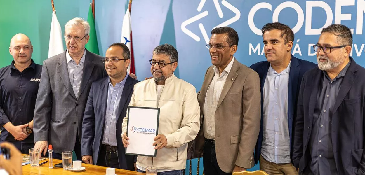 Prefeito Washington Quaquá (o quarto da esq. para a dir.) junto com outras lideranças