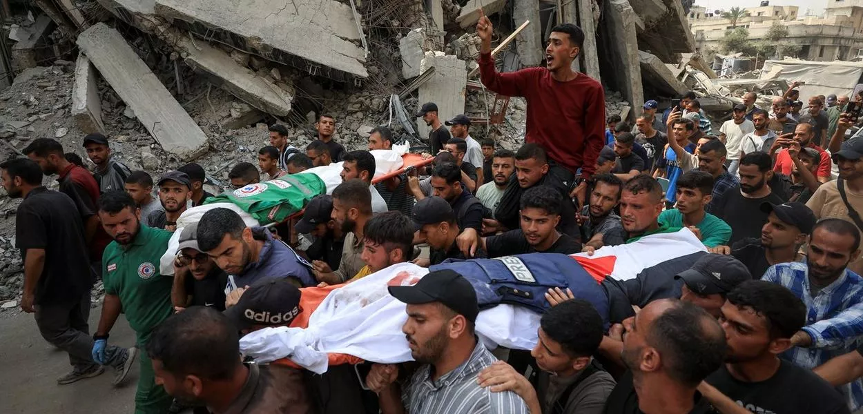 Enlutados carregam o corpo do jornalista da Al Jazeera Anas Al Sharif durante funeral dele, de Mohammed Qreiqeh, Ibrahim Zaher, Mohammed Noufal e outro colega, mortos em um ataque israelense, na Cidade de Gaza - 11/08/2025
