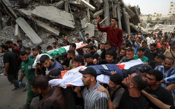 Enlutados carregam o corpo do jornalista da Al Jazeera Anas Al Sharif durante funeral dele, de Mohammed Qreiqeh, Ibrahim Zaher, Mohammed Noufal e outro colega, mortos em um ataque israelense, na Cidade de Gaza - 11/08/2025