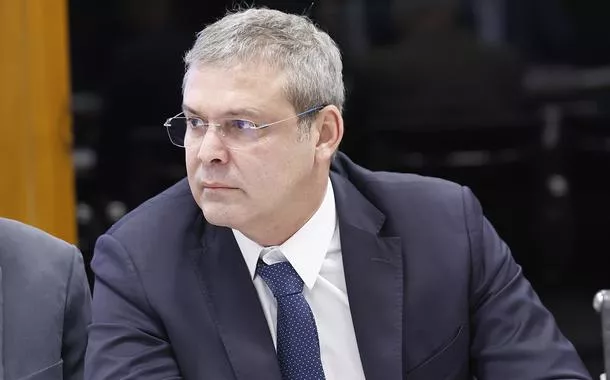 Lindbergh: ‘não vai ter anistia nem fim do foro privilegiado para salvar a cara do Bolsonaro’
