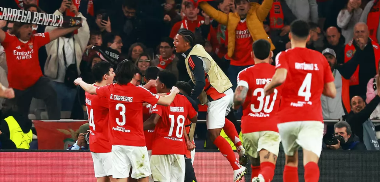 Liga dos Campeões - Fase a eliminar Playoff - Segunda mão - Benfica v AS Monaco - Estádio da Luz, Lisboa, Portugal - 18 de fevereiro de 2025 Vangelis Pavlidis, do Benfica, comemora o segundo gol com os companheiros