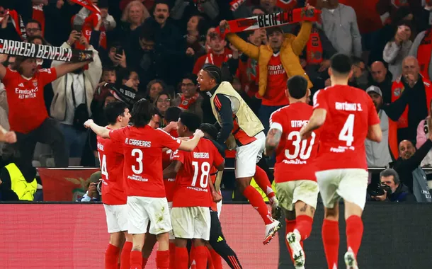 Liga dos Campeões - Fase a eliminar Playoff - Segunda mão - Benfica v AS Monaco - Estádio da Luz, Lisboa, Portugal - 18 de fevereiro de 2025 Vangelis Pavlidis, do Benfica, comemora o segundo gol com os companheiros