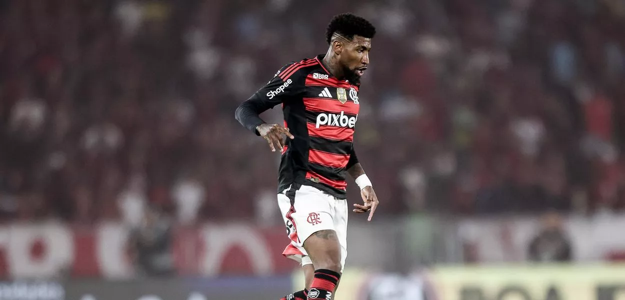 Emerson Royal, lateral do Flamengo, avança coma  bola em jogo contra o Mirassol, válido pelo Campeoanto Brasileiro, no Maracanã - 09/08/2025