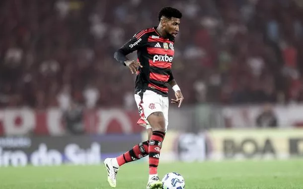 Emerson Royal, lateral do Flamengo, avança coma  bola em jogo contra o Mirassol, válido pelo Campeoanto Brasileiro, no Maracanã - 09/08/2025