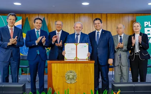 Governo Lula libera crédito de R$ 30 bilhões para mitigar impactos de tarifas dos EUA