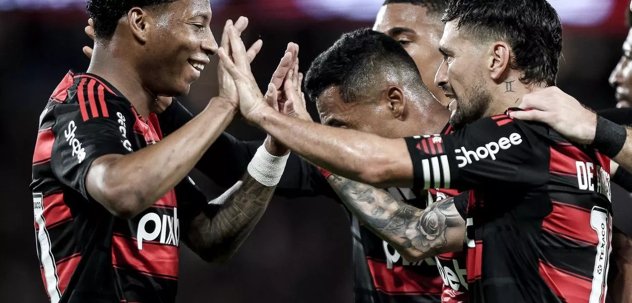 Gonzalo Plata e Giorgian de Arrascaeta celebram gol do Flamengo contra o Mirassol, no Maracanã - 09/08/2025 
