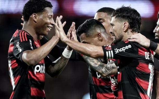 Gonzalo Plata e Giorgian de Arrascaeta celebram gol do Flamengo contra o Mirassol, no Maracanã - 09/08/2025 