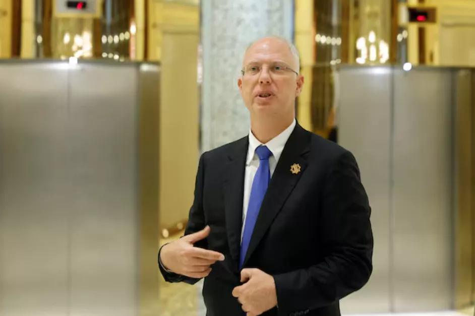 O chefe do fundo soberano da Rússia, Kirill Dmitriev, fala com membros da delegação e jornalistas após as negociações entre EUA e Rússia em Riad, Arábia Saudita, em 18 de fevereiro de 2025