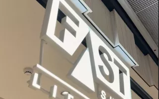 Logotipo da Fast Shop em loja