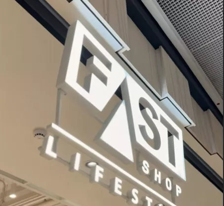 Logotipo da Fast Shop em loja