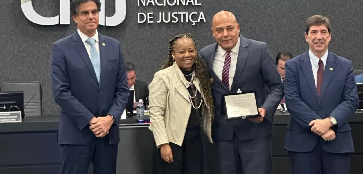Attié (segundo à esquerda) recebe a homenagem