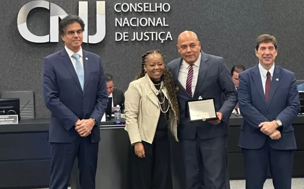 Attié (segundo à esquerda) recebe a homenagem