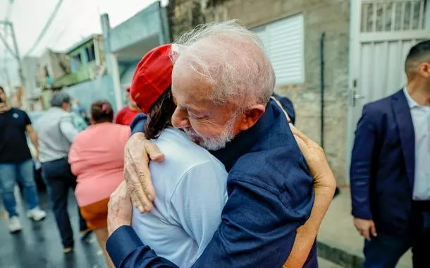Presidente da República, Luiz Inácio Lula da Silva, durante cerimônia de anúncio de investimentos do Governo Federal em regularização fundiária e entrega de títulos de propriedade para famílias da comunidade Brasília Teimosa. Brasília Teimosa, Recife – PE.

Foto: Ricardo Stuckert / PR