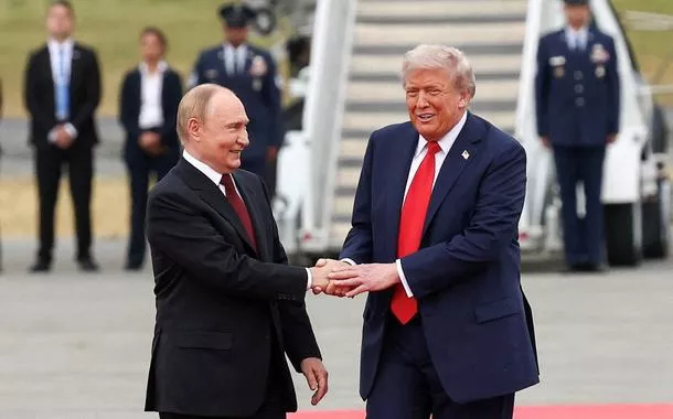 No Alasca, Putin é recebido por Trump com tapete vermelho (vídeo)