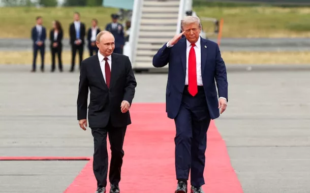 Trump e Putin reúnem-se no Alasca para encontro que pode definir rumos da guerra na Ucrânia