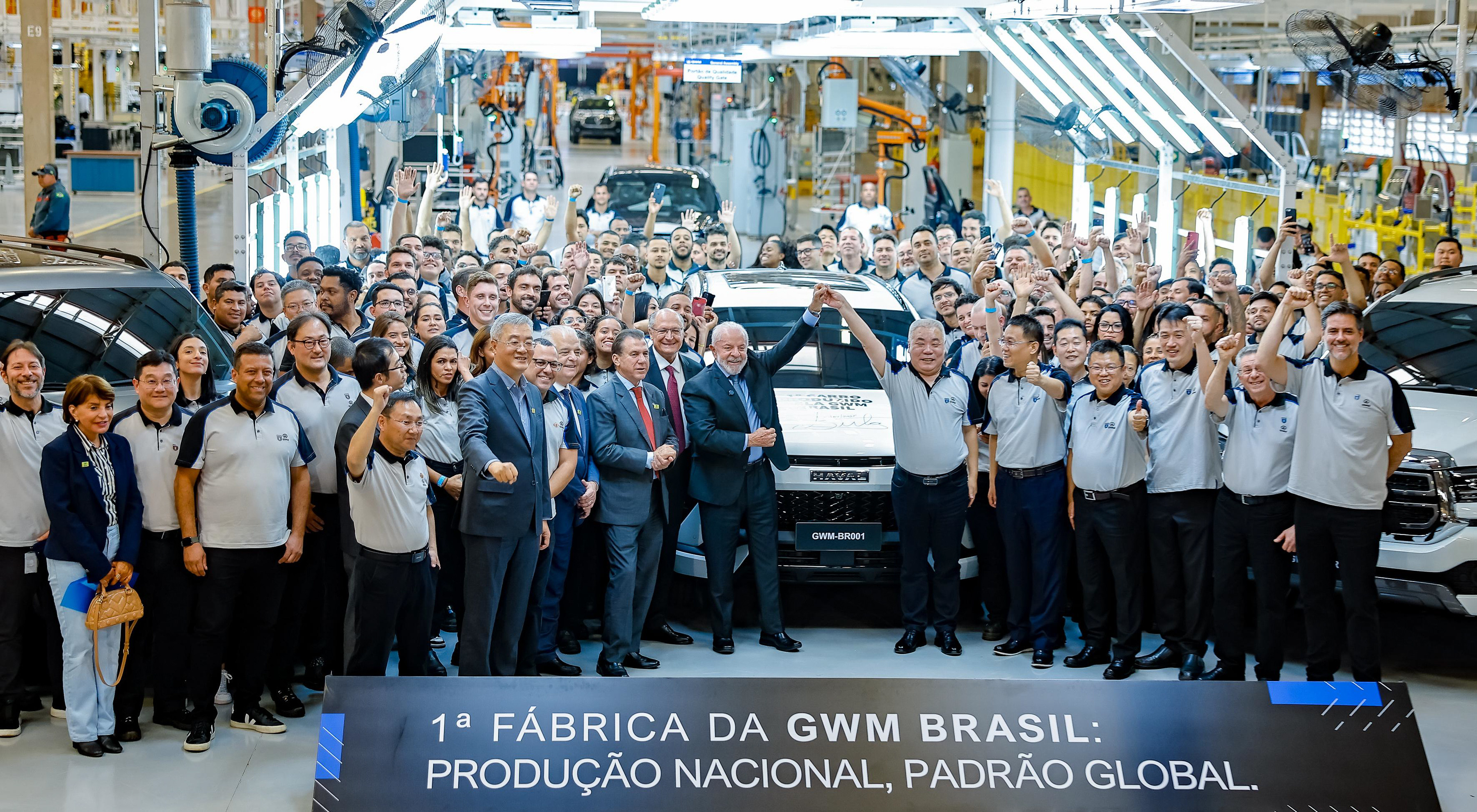 Presidente da República, Luiz Inácio Lula da Silva, ao lado de ministros brasileiros, do embaixador da China no Brasil (Zhu Qingqiao) e de executivos da GWM durante visita à linha de produção e cerimônia de inauguração da Fábrica da GWM Brasil
