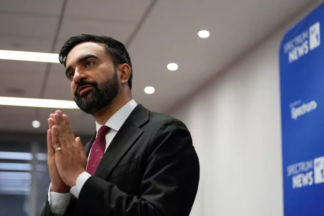 Zohran Mamdani conversa com a população após o debate das primárias democratas para prefeito da cidade de Nova York, no John Jay College of Criminal Justice, no Teatro Gerald W. Lynch, na cidade de Nova York, EUA, 12 de junho de 2025