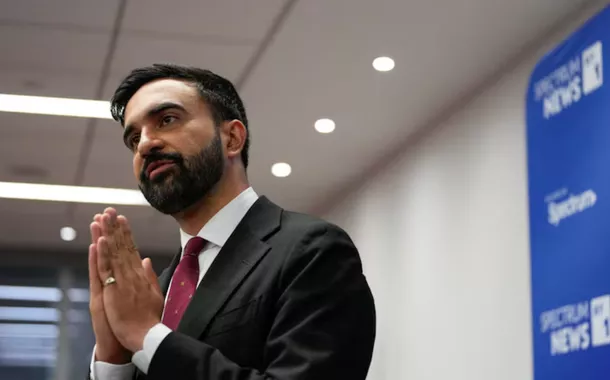 Candidato socialista à Prefeitura de Nova York busca diálogo com Wall Street e manter agenda social