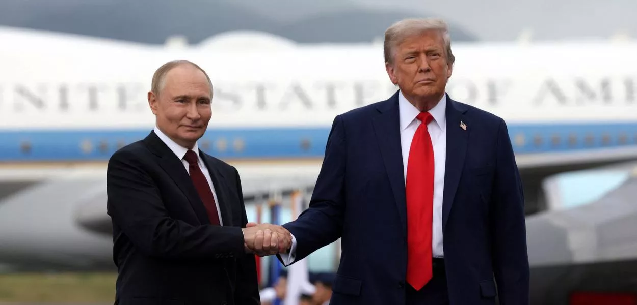 Trump e Putin se cumprimentam em Anchorage, Alasca - 15/08/2025