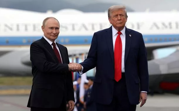 Trump e Putin se cumprimentam em Anchorage, Alasca - 15/08/2025