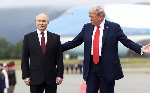 Trump reinseriu Rússia ao palco da alta diplomacia internacional, aponta Bloomberg