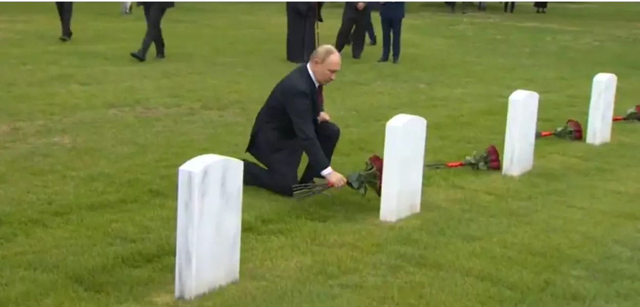 O presidente russo, Vladimir Putin, presta homenagem a soldados soviéticos em cemitério militar no Alasca