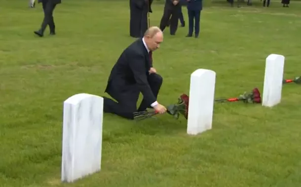 O presidente russo, Vladimir Putin, presta homenagem a soldados soviéticos em cemitério militar no Alasca
