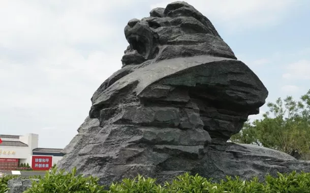 Uma escultura de "leão desperto" é retratada em frente ao Museu da Guerra de Resistência do Povo Chinês contra a Agressão Japonesa, em Pequim, capital da China.
