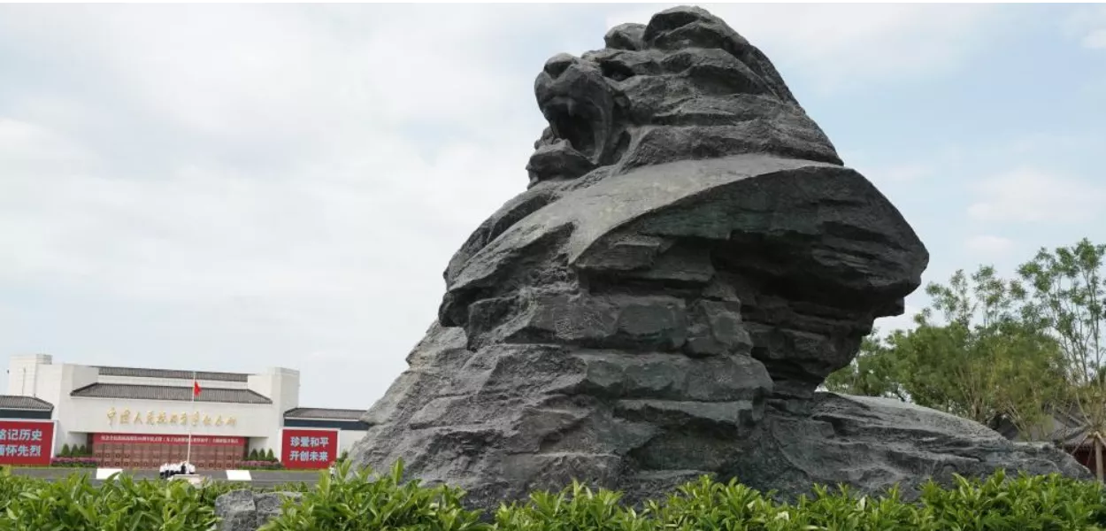 Uma escultura de "leão desperto" é retratada em frente ao Museu da Guerra de Resistência do Povo Chinês contra a Agressão Japonesa, em Pequim, capital da China.