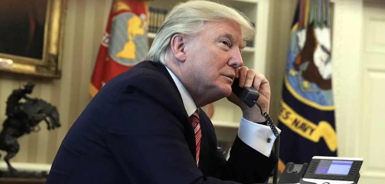 Trump fala ao telefone