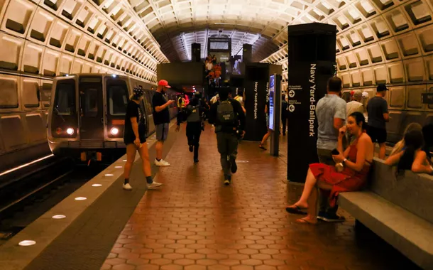 Membros do FBI e do Serviço de Segurança Diplomática (DSS) correm na estação de metrô Navy Yard–Ballpark, em Navy Yard, Washington, DC, EUA, em 15 de agosto de 2025