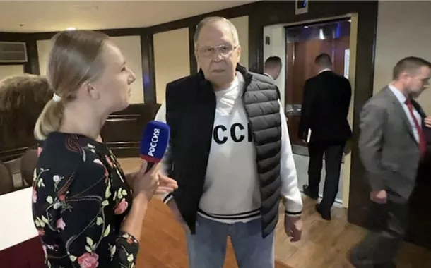 Lavrov lança moda ao usar moletom da URSS em cúpula no Alasca