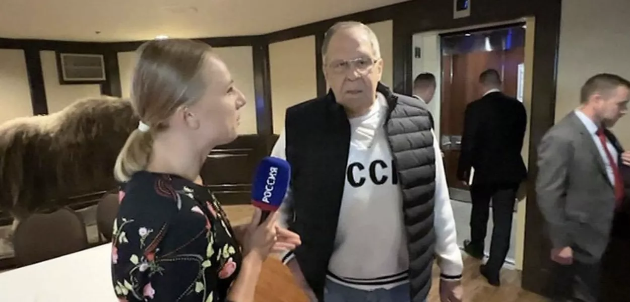 Sergey Lavrov usa moletom da URSS