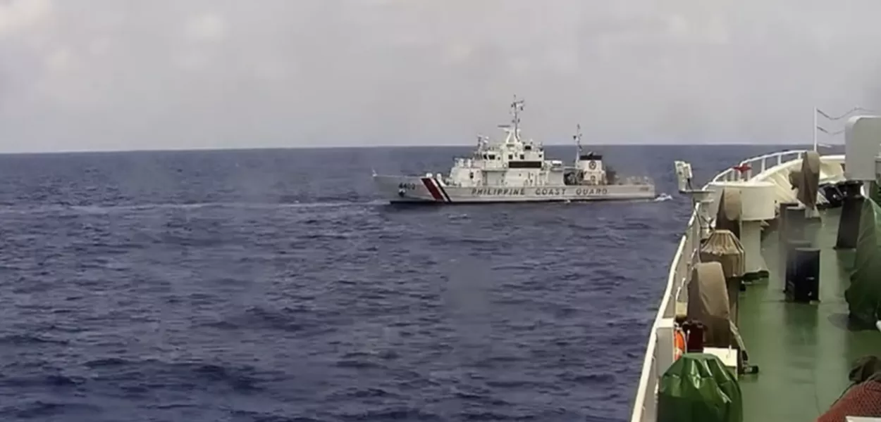 Embarcação filipina faz manobras no Mar do Sul da China