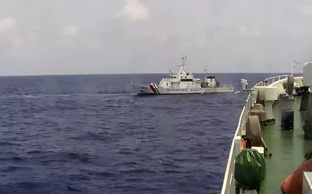 Embarcação filipina faz manobras no Mar do Sul da China