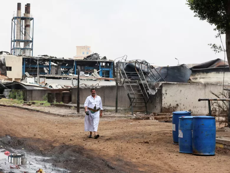 Um trabalhador caminha na usina de Hiziaz após ela ter sido atacada por mísseis israelenses em Sanaa, Iêmen, em 17 de agosto de 2025