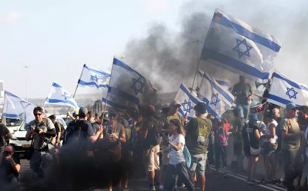 Israelenses realizam manifestação em estrada próxima de Latrun, em Israel