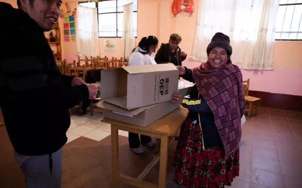 Mulheres aimarás caminham para votar em uma seção eleitoral durante a eleição geral, em El Alto, Bolívia, em 17 de agosto de 2025