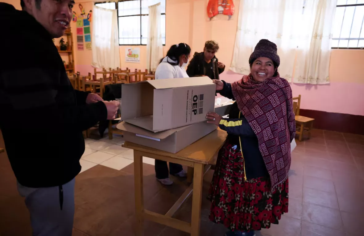 Mulheres aimarás caminham para votar em uma seção eleitoral durante a eleição geral, em El Alto, Bolívia, em 17 de agosto de 2025