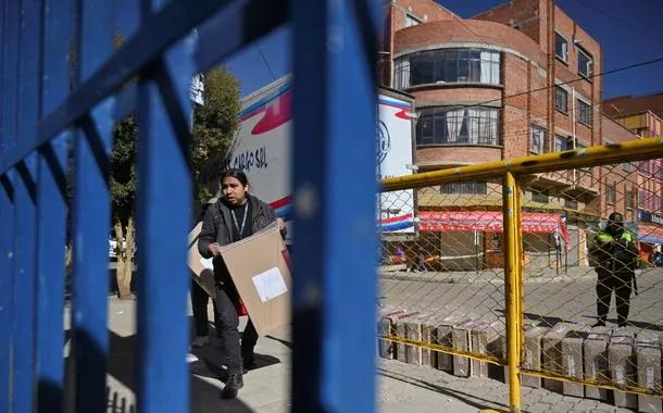 Trabalhador carrega materiais para eleição, em El Alto, na Bolívia - 16/08/2025