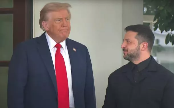 Zelensky chega à reunião com Trump de camisa e casaco